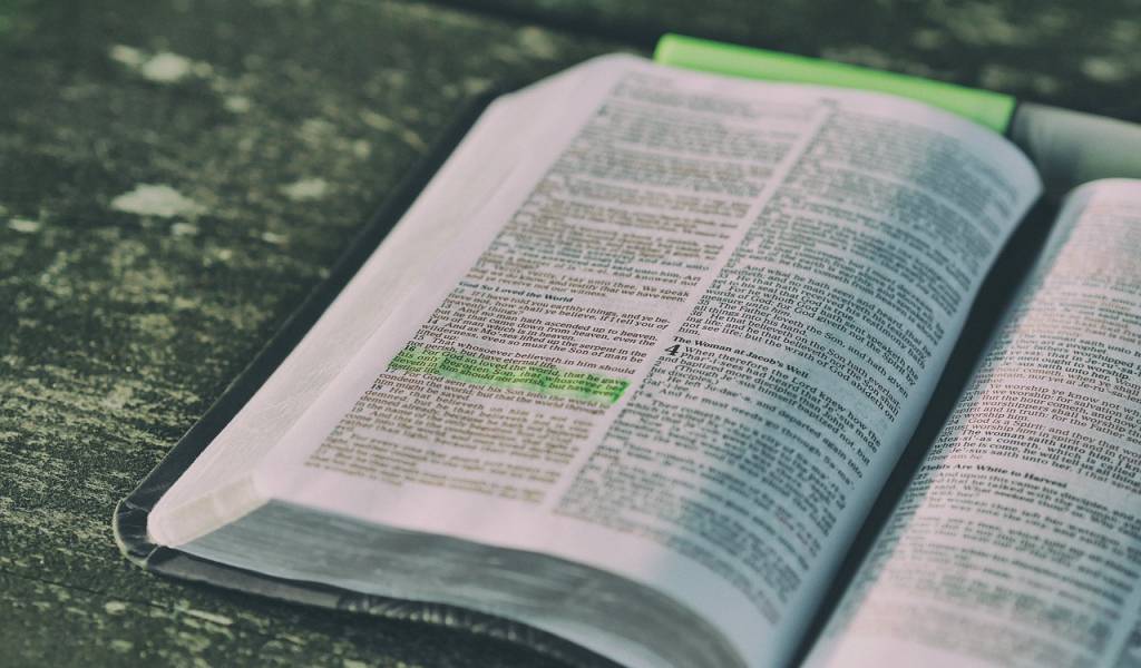 Bible ouverte mise en évidence